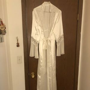 Gorgeous silk-like bathrobe